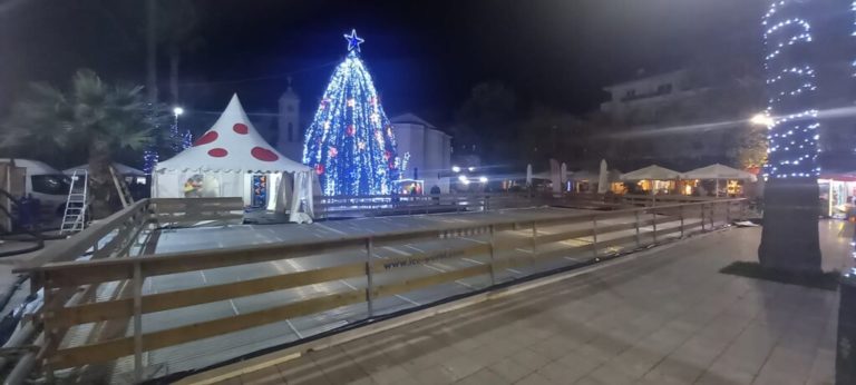 Αμαλιάδα: Σήμερα η φωταγώγηση του Χριστουγεννιάτικου Δέντρου- Ξεχωρίζει το Χριστουγεννιάτικο παγοδρόμιο
