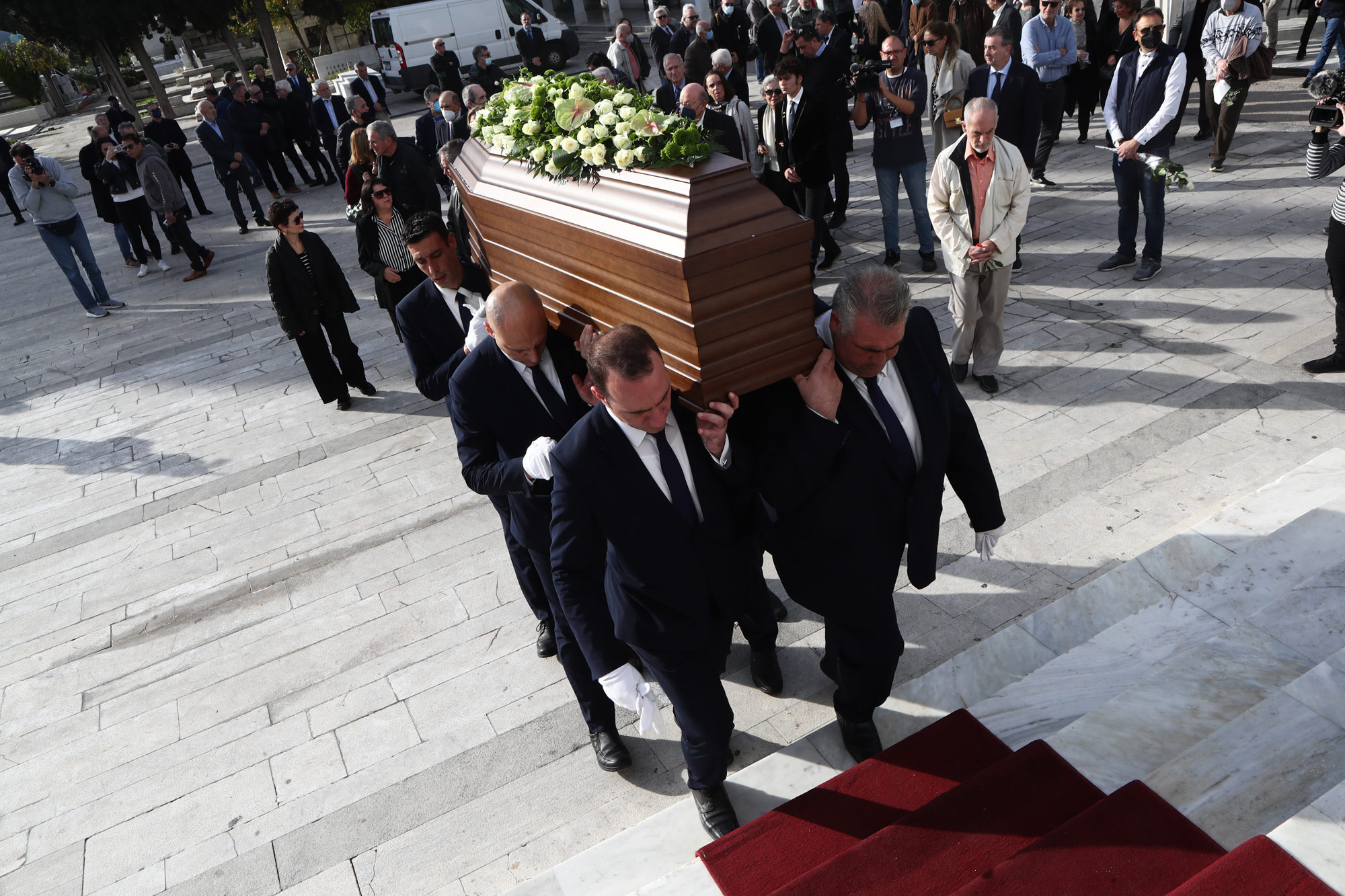 Πλήθος κόσμου στο τελευταίο «αντίο» στον Γιάννη Διακογιάννη