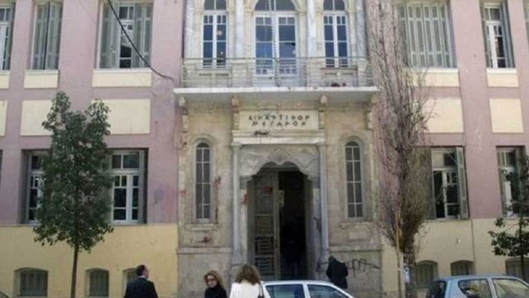 Ηράκλειο: Ξανά στο εδώλιο για την επίθεση με καυστικό υγρό σε βάρος του πρώην συζύγου της – Ξεκίνησε η δίκη σε δεύτερο βαθμό