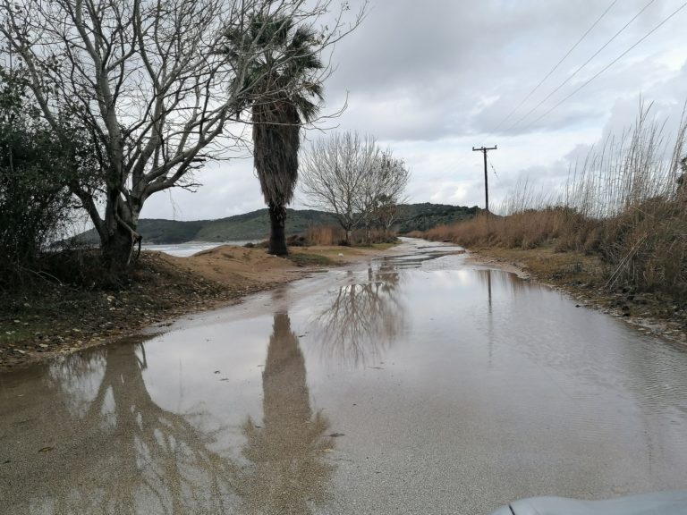 Ηγουμενίτσα: Τα έντονα καιρικά φαινόμενα “έβγαλαν” πάλι την θάλασσα στον δρόμο στο Δρέπανο (βίντεο)