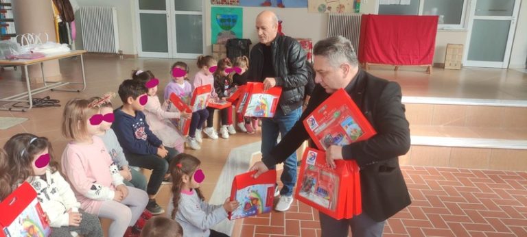 Δήμος Πύργου: Δώρα στα παιδιά των Νηπιαγωγείων