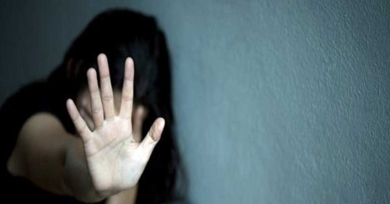 «Με περιέλουσε με ασετόν»: Συγκλονίζουν οι μαρτυρίες στην έρευνα για την «Ενδοοικογενειακή βία» από το Πρώτο Πρόγραμμα (audio)