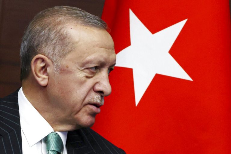 Politico: Ο Ερντογάν σχεδιάζει πόλεμο για να σώσει το τομάρι του