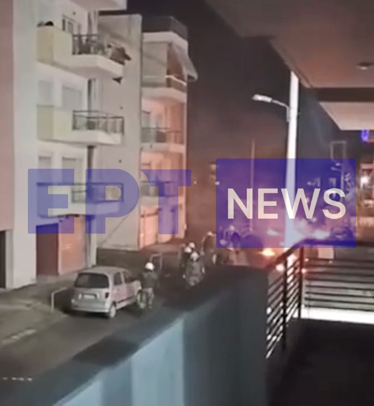 Αποκλειστικό βίντεο ΕΡΤ: Επίθεση Ρομά κατά διμοιρίας ΜΑΤ, κοντά στο κτίριο της Οικονομικής Αστυνομίας στη Θεσσαλονίκη