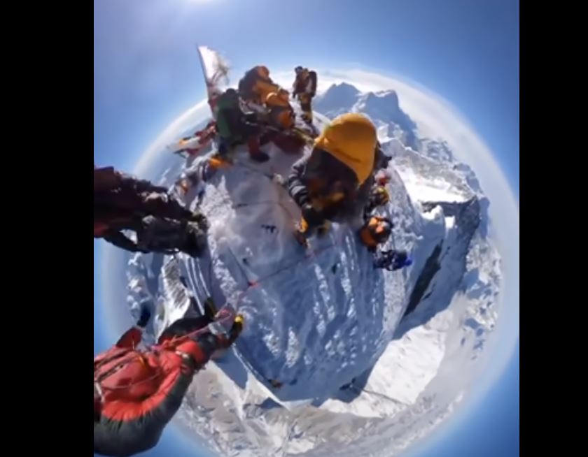 Πώς φαίνεται η γη από την κορυφή του Έβερεστ με κάμερα 360° – Δείτε το εντυπωσιακό βίντεο