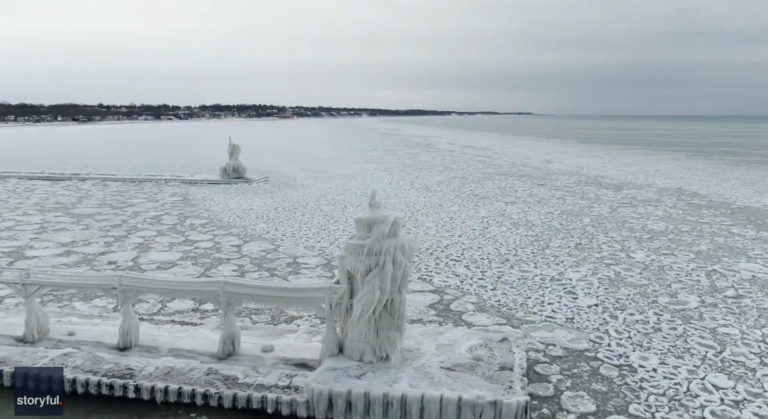 Βίντεο: Drone καταγράφει παγωμένο φάρο στη λίμνη Μίσιγκαν των ΗΠΑ – Πάγοι και στην επιφάνεια της θάλασσας