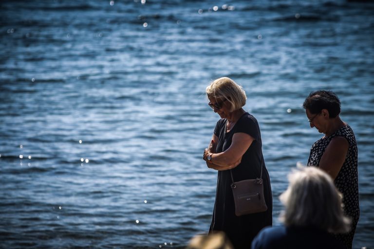 Δίκη για το Μάτι – Ανατριχιαστικές μαρτυρίες: «Η μάνα μου καμένη, χωρίς μαλλιά – Άκουσα κάποιον να μου λέει “κοπελιά καίγεσαι”»