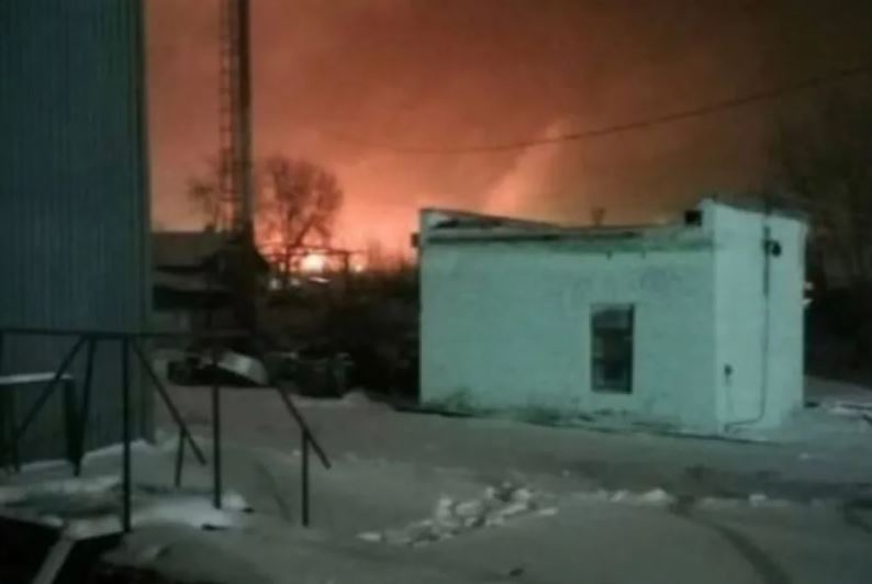 Μεγάλη φωτιά σε πετρελαϊκή εγκατάσταση στη Ρωσία – Δύο νεκροί και τέσσερις τραυματίες (video)