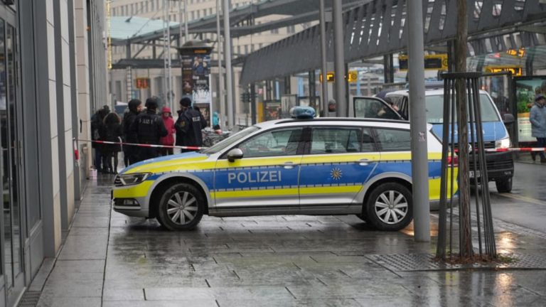 Σε εξέλιξη επιχείρηση της αστυνομίας στη Δρέσδη – Πληροφορίες για ομηρία πολιτών και μία γυναίκα νεκρή