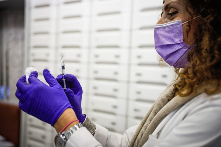 ΕΟΔΥ: Σε έξαρση η γρίπη, αυξάνονται τα κρούσματα και οι ιατρικές επισκέψεις – Ένας θάνατος