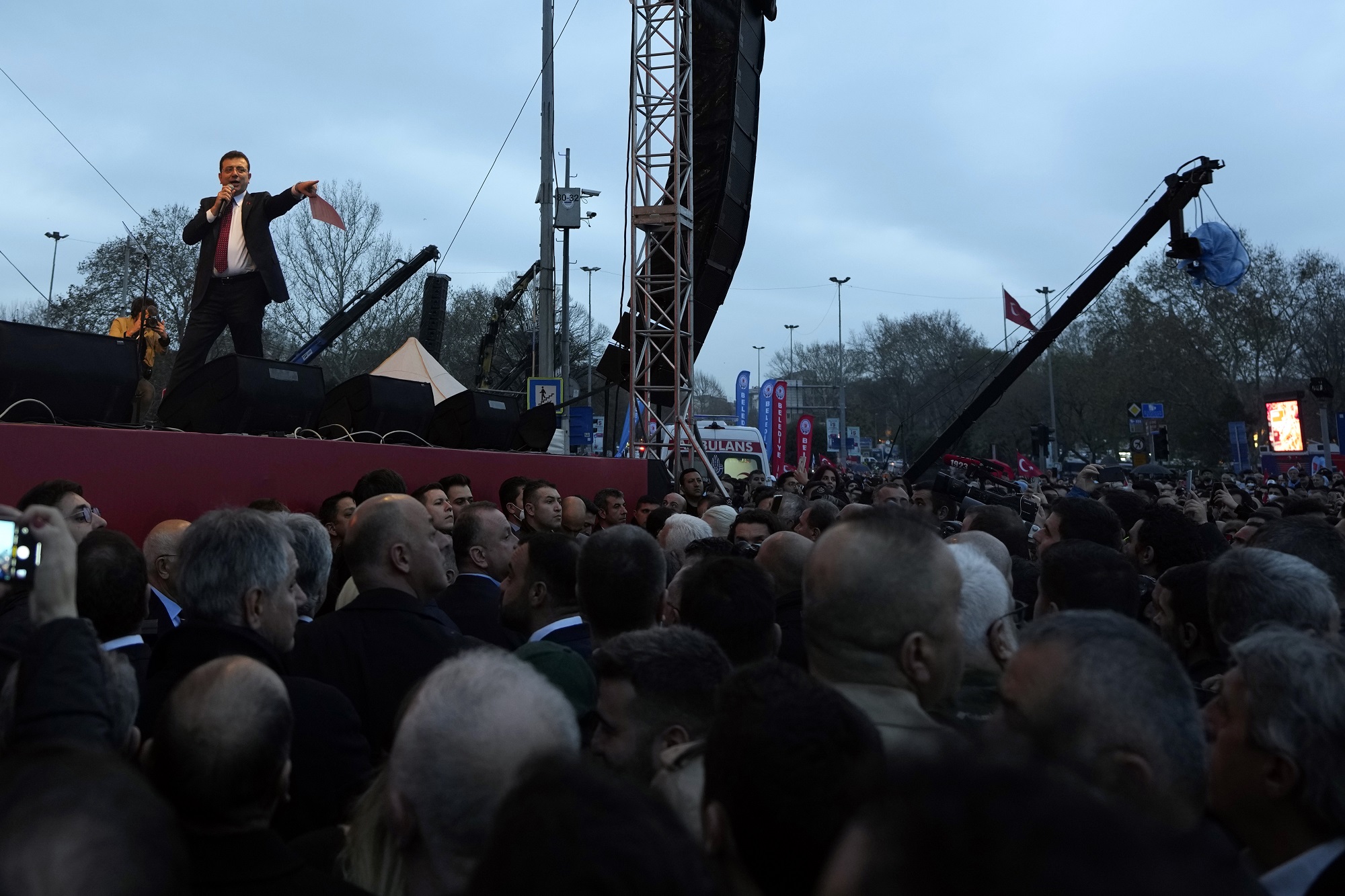 Οργή λαού ενάντια στην καταδίκη Ιμάμογλου – «Σιωπή» Ερντογάν για την απόφαση (video)