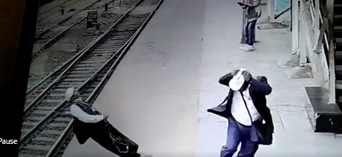 Άντρας παθαίνει ηλεκτροπληξία σε σταθμό τρένου από καλώδιο που πέφτει ξαφνικά – Τρομακτικό βίντεο