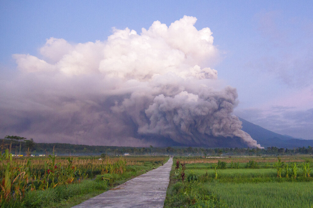 Ινδονησία: Οι αρχές απομάκρυναν σχεδόν 2.000 κατοίκους λόγω της έκρηξης ηφαιστείου στη νήσο Ιάβα