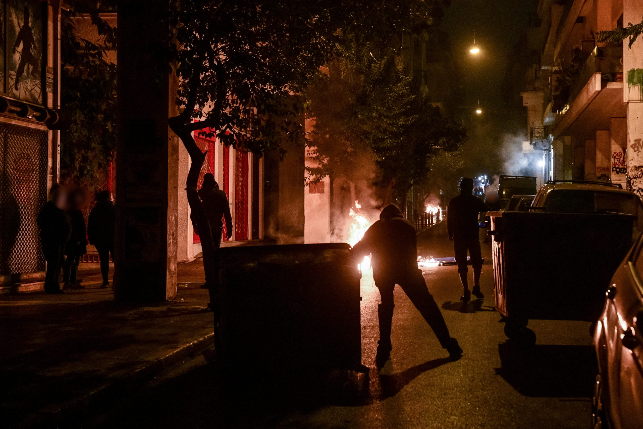 Επεισόδια και προσαγωγές στο κέντρο της Αθήνας – Βανδαλισμοί στο μετρό του Συντάγματος