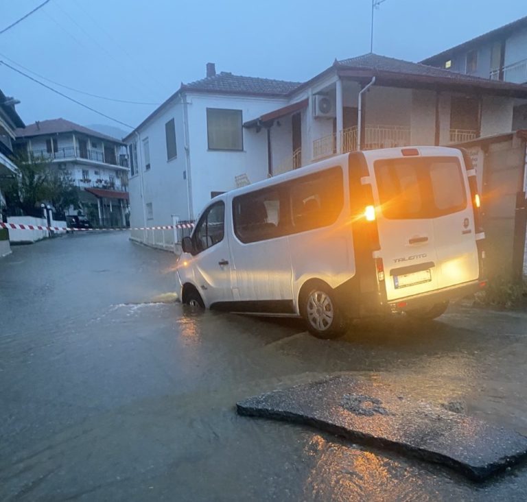 Συνεργεία και προσωπικό του δήμου Δίου – Ολύμπου επιχειρούν στα σημεία που “χτύπησε” η κακοκαιρία