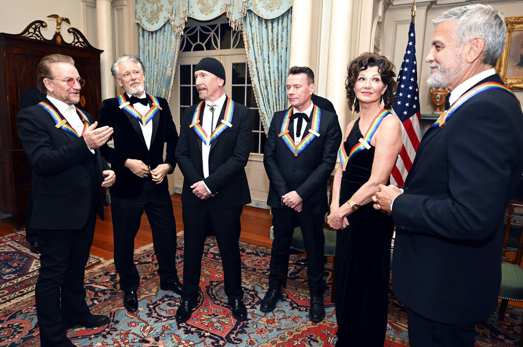 ΗΠΑ: Oι νικητές των βραβείων Kennedy Center – Μεγάλοι κερδισμένοι οι Τζορτζ Κλούνεϊ, Έιμι Γκραντ, Γκλάντις Νάιτ και U2