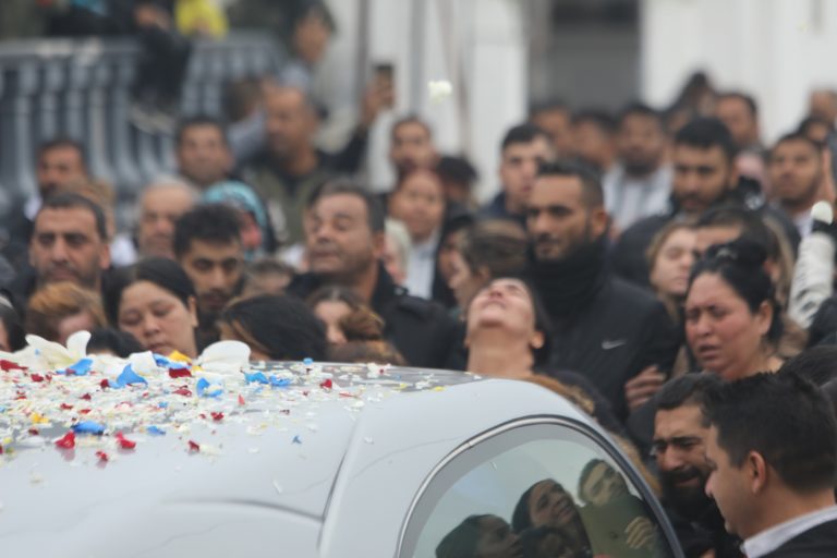 Θεσσαλονίκη: Σπαραγμός στην κηδεία του 16χρονου Ρομά – Αποχαιρετισμός με τραγούδια από πλήθος κόσμου