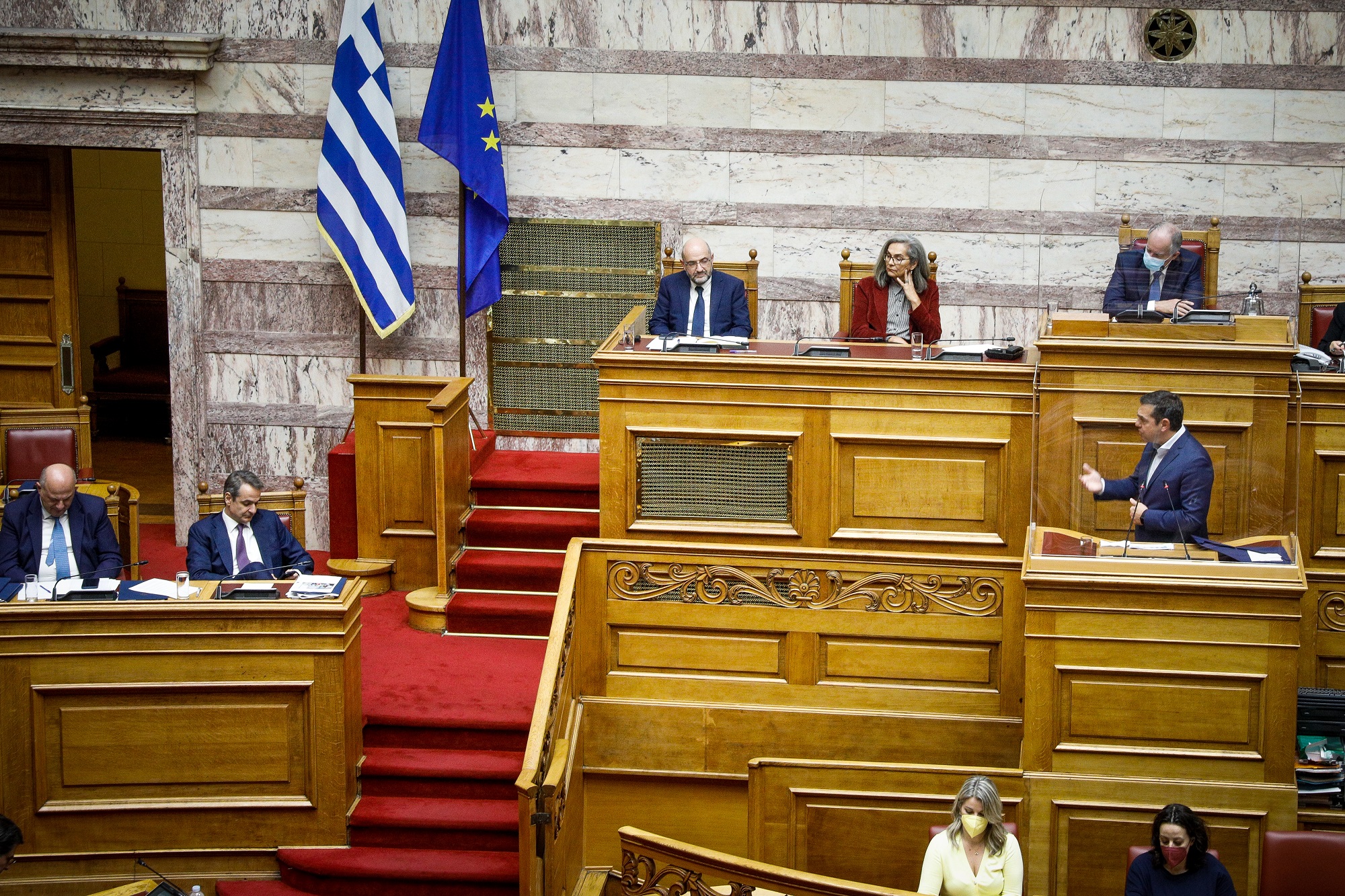 Πώς αποτιμούν κυβέρνηση και ΣΥΡΙΖΑ την κόντρα Μητσοτάκη – Τσίπρα στη Βουλή για τις παρακολουθήσεις