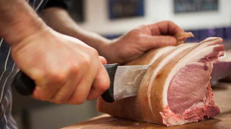 Χριστούγεννα – Κρεοπώλες: Ακριβότερο κατά 20% είναι εφέτος το γιορτινό τραπέζι (video)
