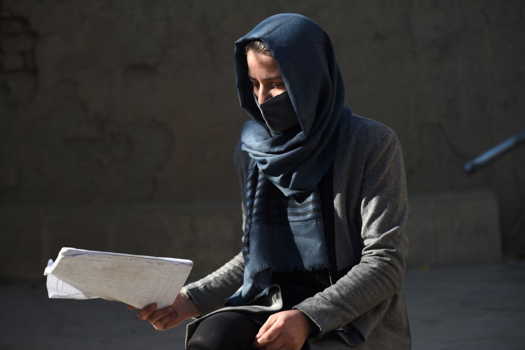 Αφγανιστάν: Η 18χρονη Μάρουα αψηφά τους Ταλιμπάν και διαμαρτύρεται μόνη της για το δικαίωμα στην εκπαίδευση