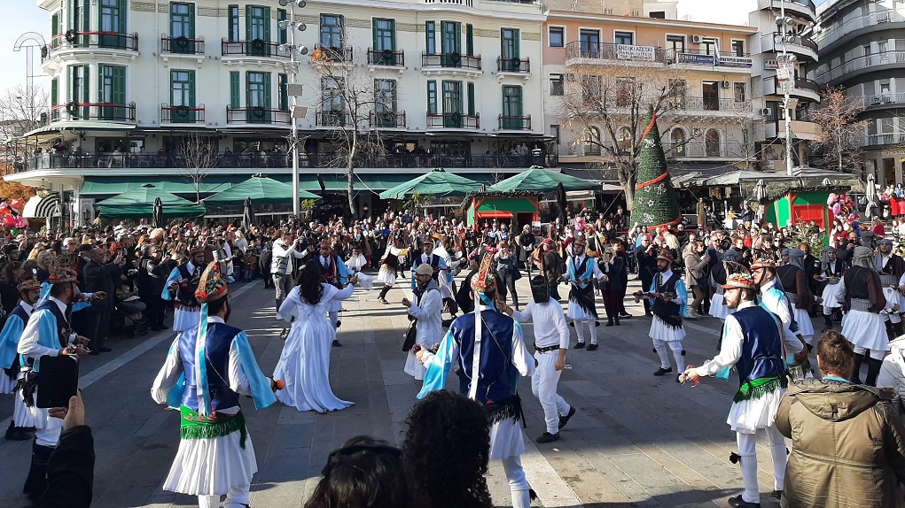 Κοζάνη: Τα Μωμοέρια εξέβανε… – Οι Μωμόγεροι κατέβηκαν στην πλατεία (βίντεο)