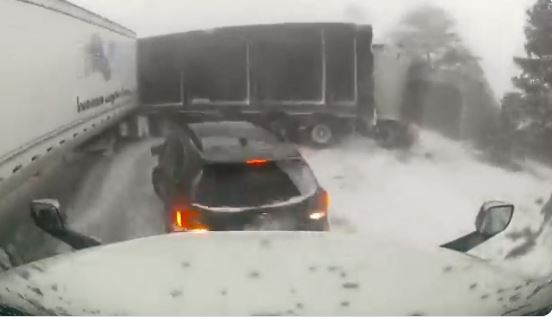 Καναδάς: Φορτηγό συνθλίβει τζιπ σε χιονισμένο αυτοκινητόδρομο στο Οντάριο – Δείτε το συγκλονιστικό βίντεο