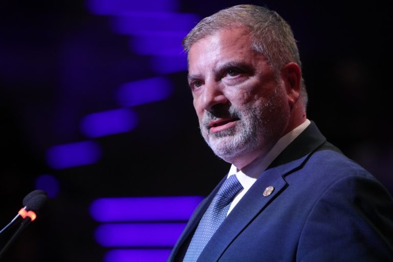 Δυσαρέσκεια στη ΝΔ για Πατούλη – Συγγνώμη από τον περιφερειάρχη για το ζεϊμπέκικο