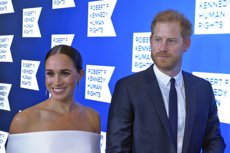 Η.Β.: Το ντοκιμαντέρ «Harry & Meghan» εκνεύρισε τον βρετανικό Τύπο που ζητά την αφαίρεση των βασιλικών τους τίτλων