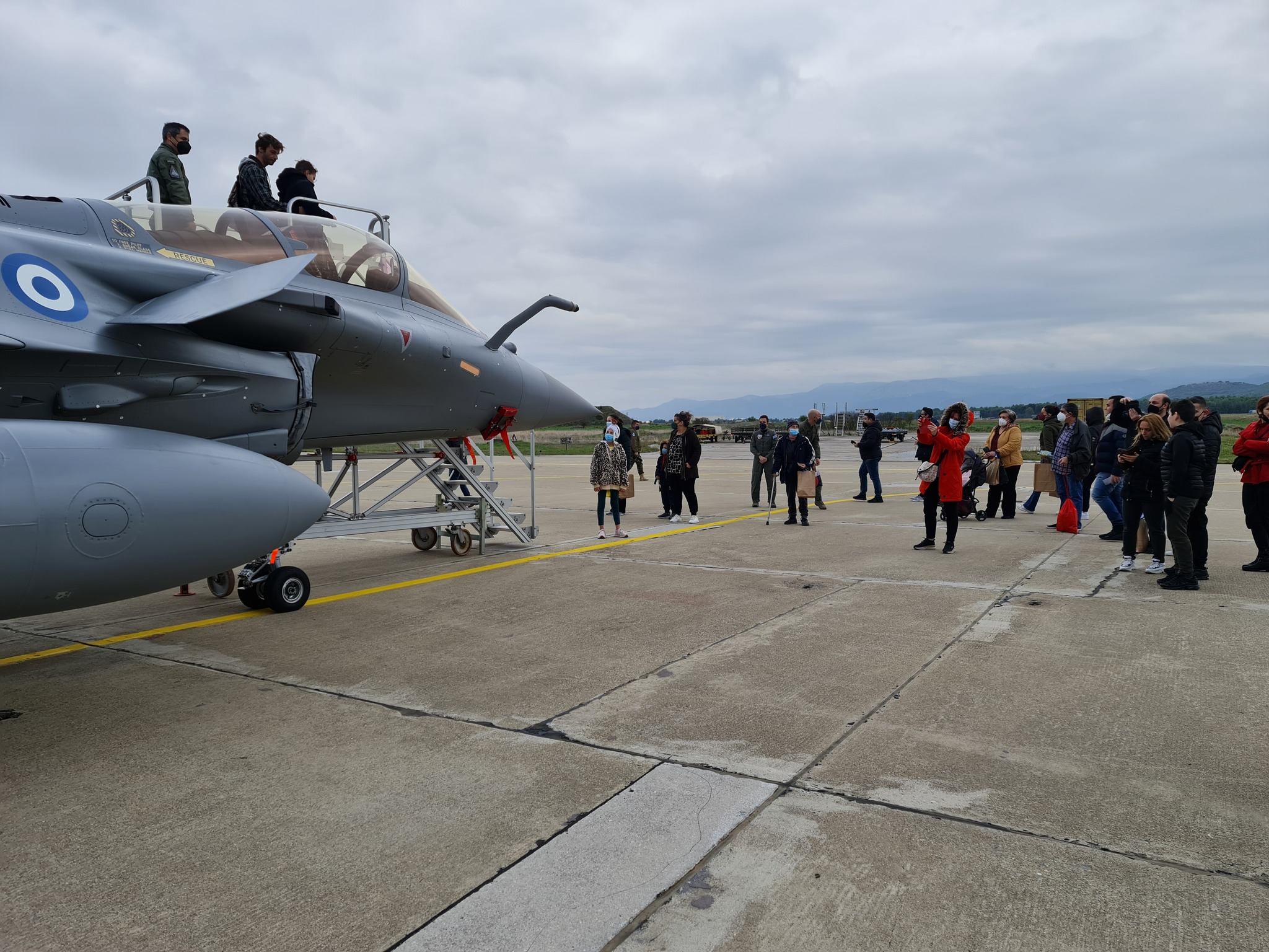 Επίσκεψη της «Φλόγας» στα Rafale στη βάση της Τανάγρας