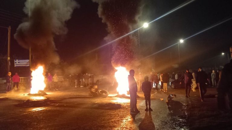 Καλαμάτα: Ρομά έκλεισαν την παλιά εθνική προς Αθήνα – Έχουν ανάψει φωτιές