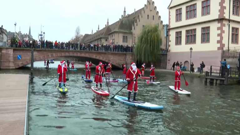 Αγιοβασίληδες κάνουν κωπηλασία σε ποταμό του Στρασβούργου (video)