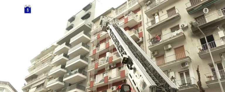 Θεσσαλονίκη: Υπό έλεγχο η φωτιά που ξέσπασε σε διαμέρισμα στη Χαριλάου – Απεγκλωβίστηκαν οι ένοικοι (video)