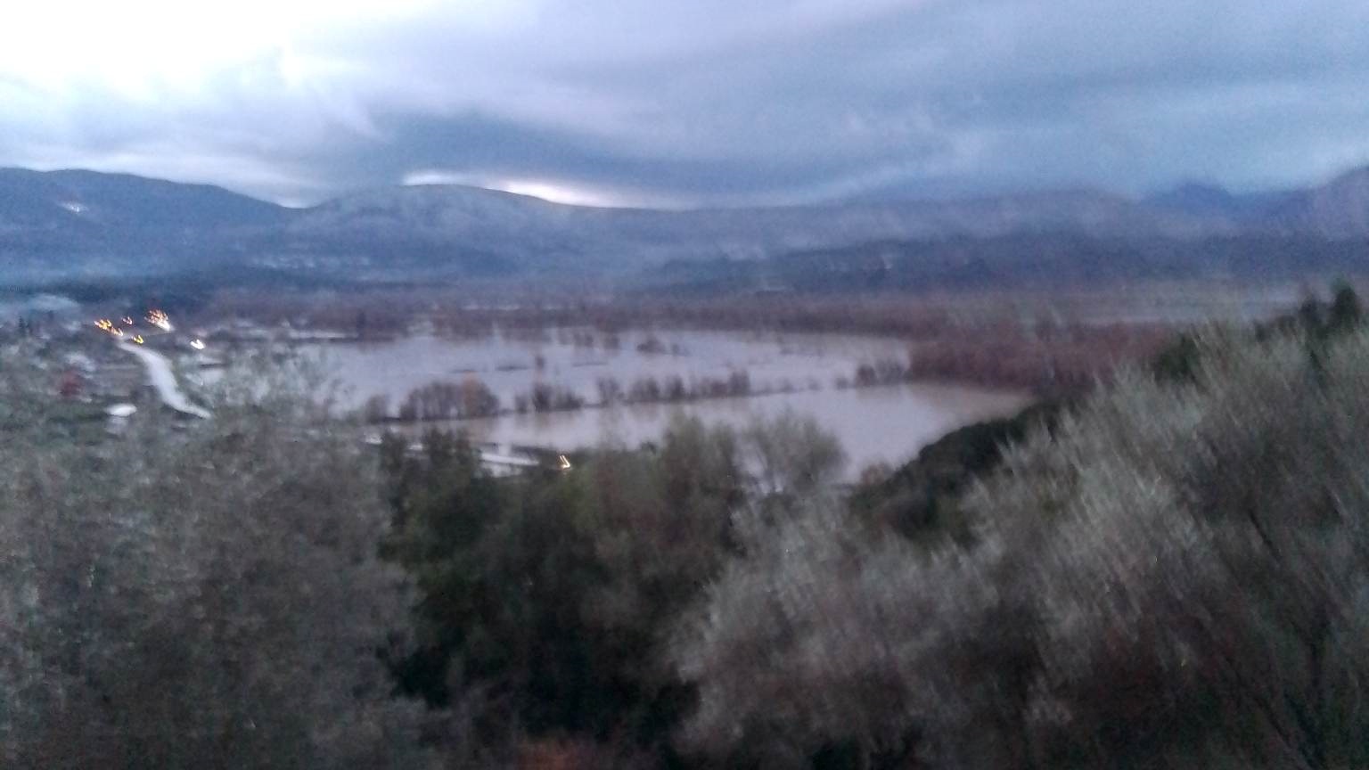 Θεσπρωτία: Υπερχείλισε ο ποταμός Καλαμάς λόγω έντονων βροχοπτώσεων – “Λίμνη” έγιναν 15.000 στρέμματα κάμπου