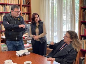 Στον Δήμαρχο Χανίων, Παναγιώτη Σημανδηράκη η σπουδαία Κρητικιά συγγραφέας, Ρέα Γαλανάκη