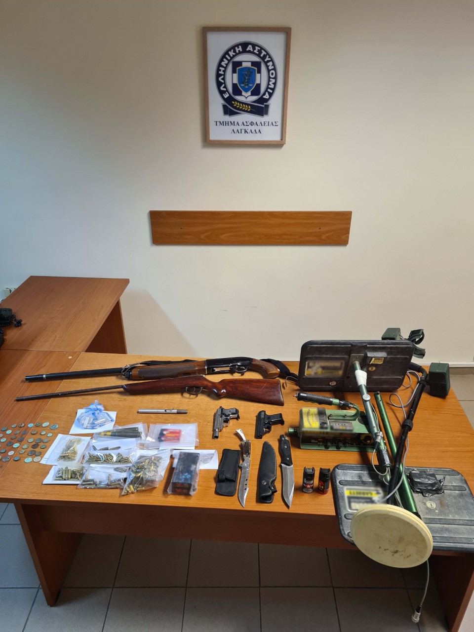 Θεσσαλονίκη: 58χρονος έκρυβε στο σπίτι του αρχαία νομίσματα και όπλα