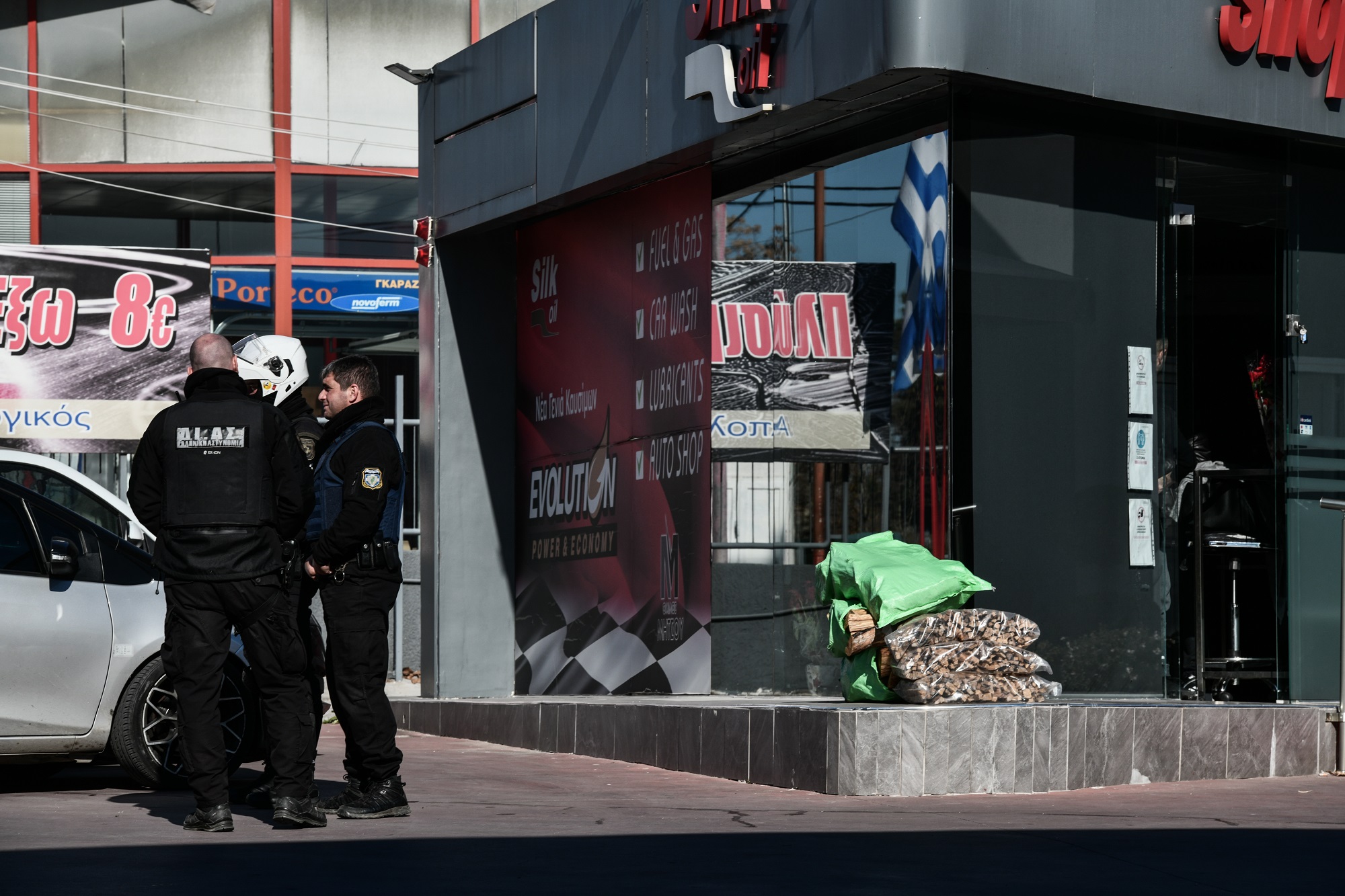 Γλυκά Νερά: Συνελήφθησαν ένας 24χρονος και ένας 32χρονος κατηγορούμενοι για τους πυροβολισμούς σε βενζινάδικο