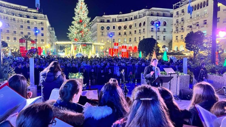 Θεσσαλονίκη: Χριστουγεννιάτικες μελωδίες από παιδικές χορωδίες στην πλατεία Αριστοτέλους