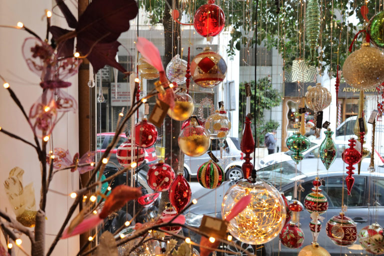 Εορταστικό ωράριο Χριστουγέννων: Πότε ξεκινάει – Ποιες Κυριακές θα είναι ανοιχτά τα μαγαζιά