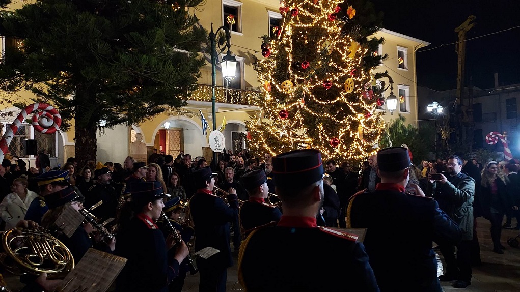 Ζάκυνθος: Με χαμόγελα, ευχές και κεράσματα η φωταγώγηση του Χριστουγεννιάτικου δέντρου της Aντιπεριφέρειας