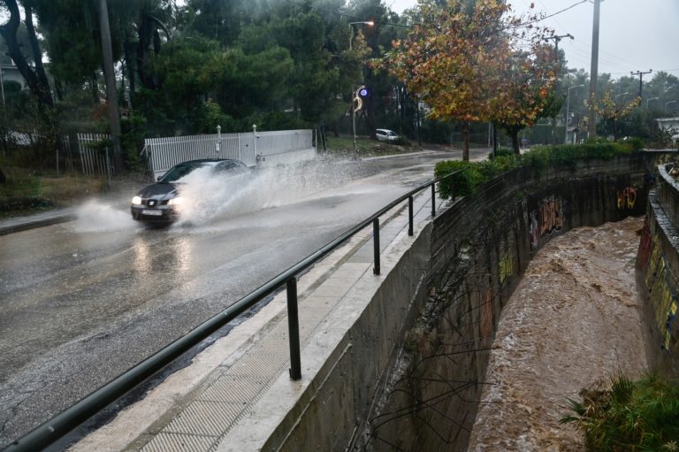 Κακοκαιρία Gaia: Προβλήματα στη Δυτική Ελλάδα – Υποχώρηση των φαινομένων από το βράδυ