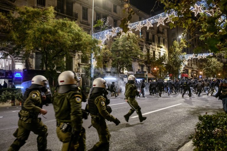 Μικροεπεισόδια στην πορεία για τον 16χρονο στην Αθήνα – Σε επιφυλακή η ΕΛΑΣ σε όλη τη χώρα