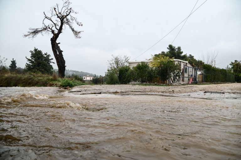 Προβλήματα αφήνει πίσω της η κακοκαιρία «Άριελ» – Κακιά Σκάλα: Στην κυκλοφορία η δεξιά λωρίδα και η Λ.Ε.Α