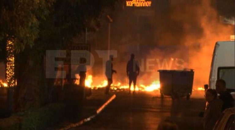 Σχιστό Κορυδαλλού: Νέα επεισόδια για τον πυροβολισμό του 16χρονου στη Θεσσαλονίκη – Έβαλαν φωτιές σε κάδους (video)