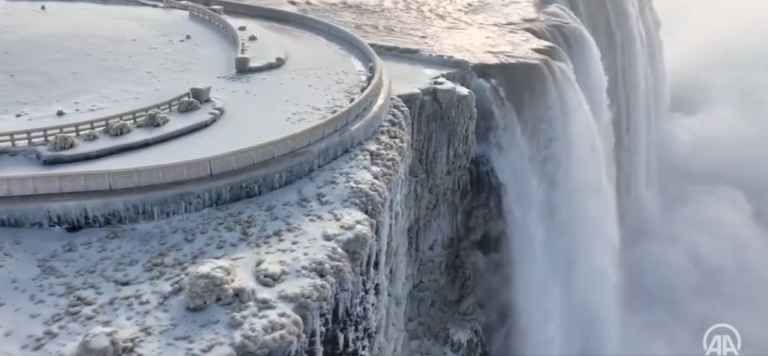 ΗΠΑ: Η «χιονοθύελλα του αιώνα» πάγωσε και τους καταρράκτες του Νιαγάρα (video)