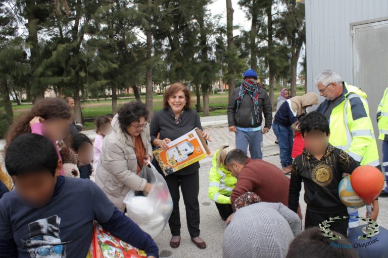«Αγκαλιά» με παιχνίδια για τα προσφυγόπουλα
