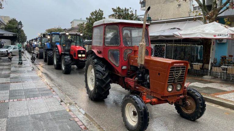 Πορεία αγροτικών μηχανημάτων στην κινητοποίηση των αγροτών στα Φάρσαλα