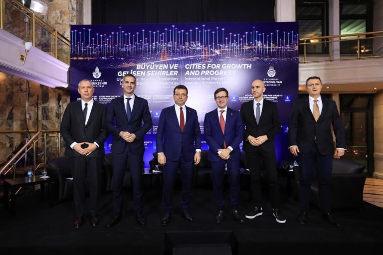 Διπλό μήνυμα Μπακογιάννη: Στηρίζουμε απόλυτα τον Ιμάμογλου – Η Δημοκρατία δεν είναι αλά καρτ