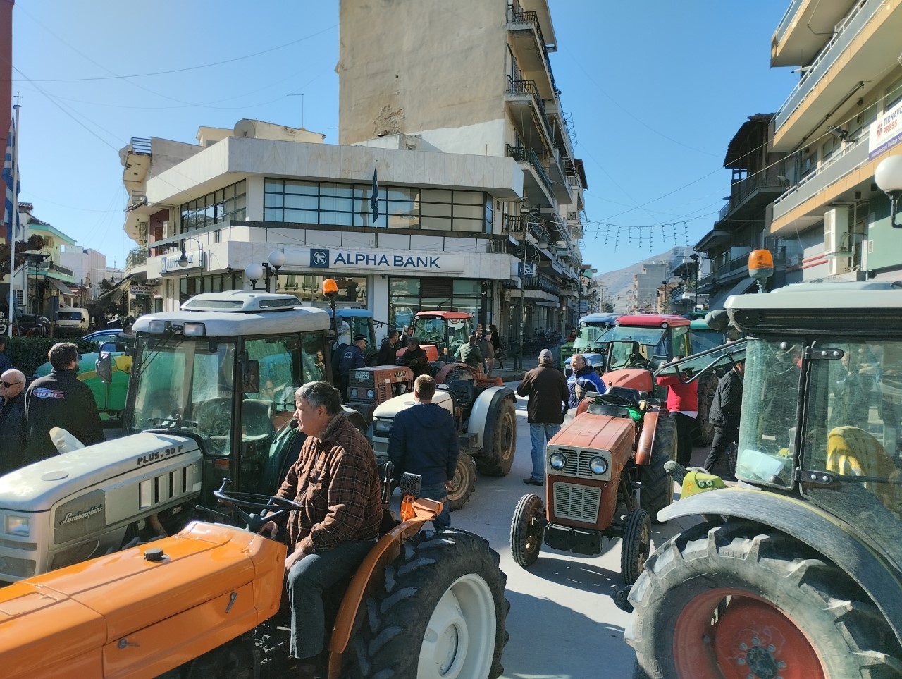 Στις πλατείες των χωριών οι αγρότες της Θεσσαλίας