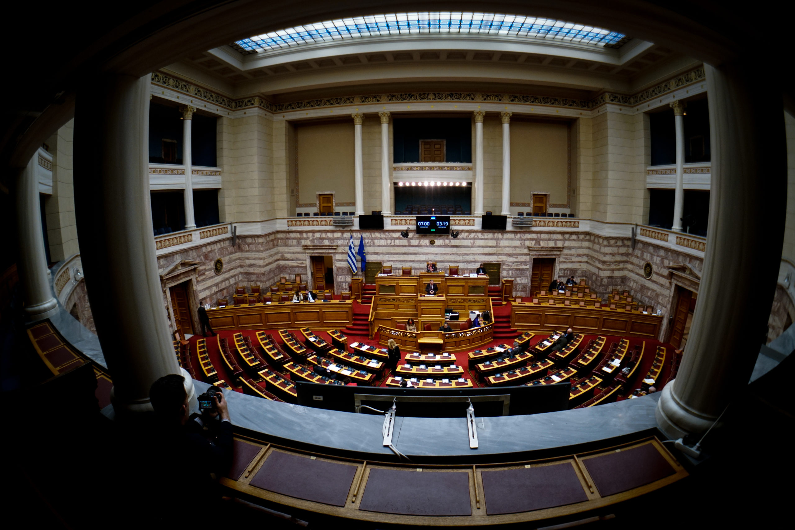 Βουλή: Τροπολογία για το προσωπικό του «Βοήθεια στο Σπίτι» και για το Μετρό Θεσσαλονίκης