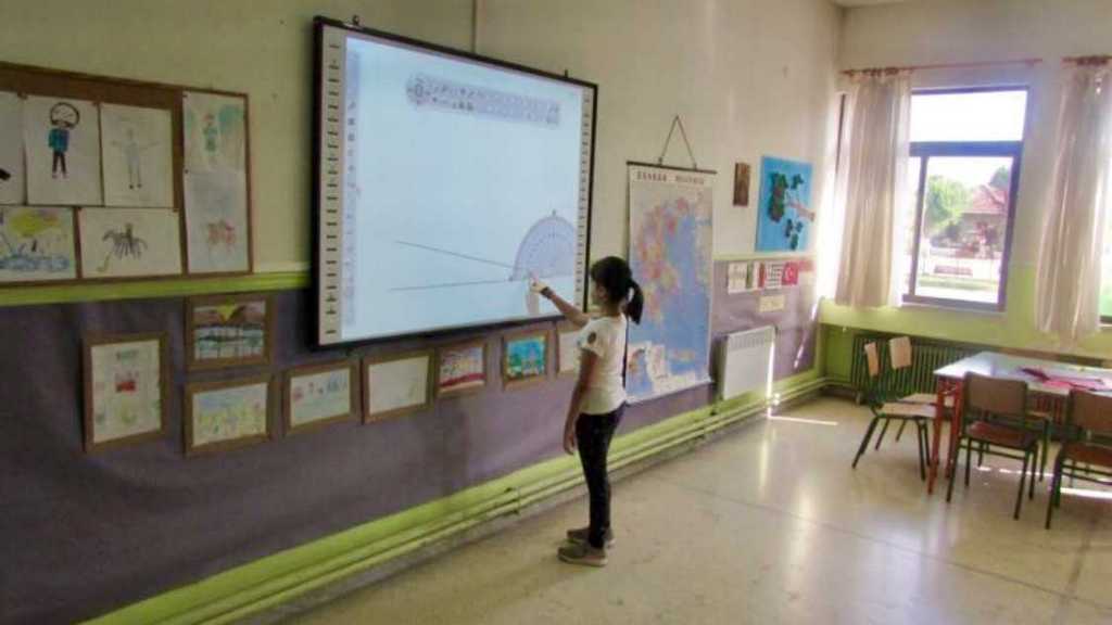 Με διαδραστικούς πίνακες εξοπλίζονται τα σχολεία της Περιφέρειας Β. Αιγαίου